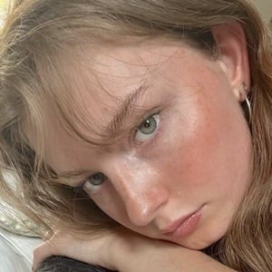 Bella Von Becker, 22 (TikTok明星)