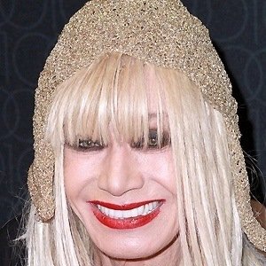 Betsey Johnson, 81 (Designer De Moda)