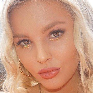 Betsy-Blue English image 3