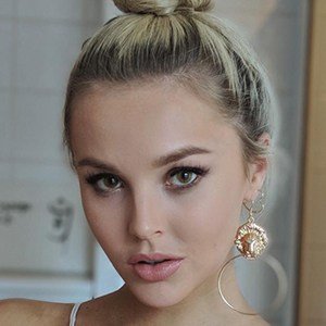 Betsy-Blue English, 29 (Pop Singer)