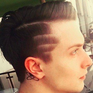 Brady Szuhaj, 31 (贝斯手)