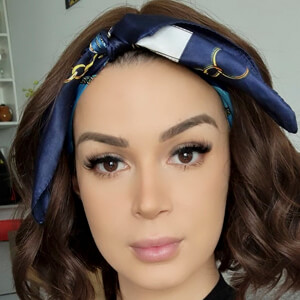 Brenda Hughes, 34 (Ведущий телешоу)