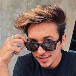 Celebrities born on April 3