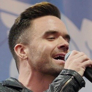 Brian Justin Crum, 37 (Chanteuse pop)