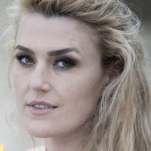 Brie Kristiansen, 32 (Estrelas do YouTube)