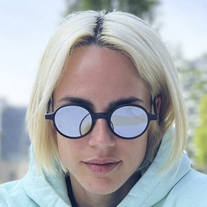 Brina Knauss, 35 (Pop Singer)