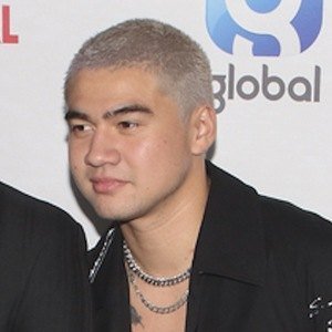 Calum Hood, 29 (Baixista)