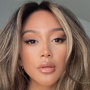 Camella La Compte, 26 (Estrella de Instagram)