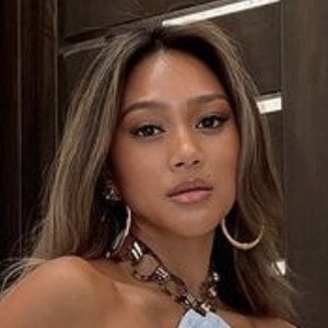 Camella La Compte, 26 (Estrella de Instagram)