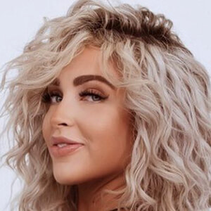 Cara Loren, 35 (Blogger)