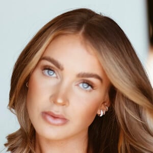 Cara Loren, 35 (Blogger)