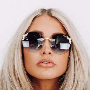 Cara Loren, 35 (Blogger)