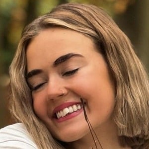 Cara Stewart, 23 (TikTok明星)