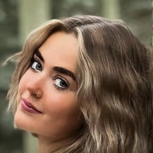 Cara Stewart, 23 (TikTok明星)