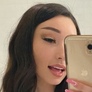 Carly Bel, 29 (Instagram明星)