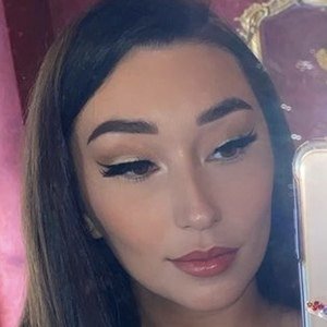 Carly Bel, 29 (Instagram Star)