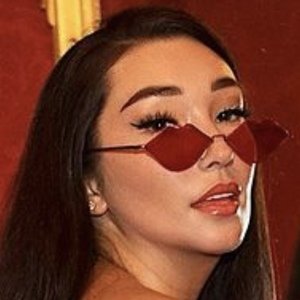 Carly Bel, 29 (Instagram Star)