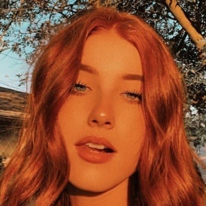 Carly Robinette, 20 (Estrella de TikTok)