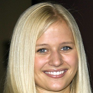 Carly Schroeder, 35 (電視女演員)