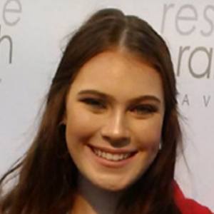 Caroline Roman, 24 (Ca sĩ nhạc Pop)