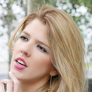 Carolyna Bauer, 34 (Blogger)