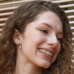 Catarina Estralioto, 23 (流行歌手)