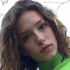 Catarina Estralioto, 23 (流行歌手)