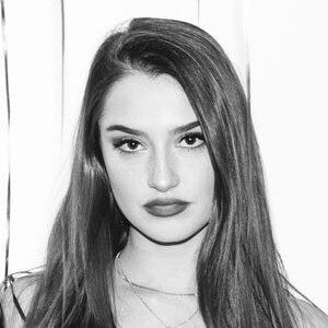 Catie Lee, 28 (流行歌手)