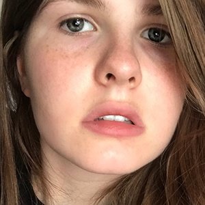 Catie Turner, 25 (民歌手)