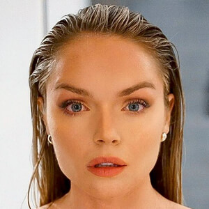 Chari Hawkins image 7