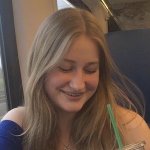 Charlotte Arts, 24 (Estrella de TikTok)