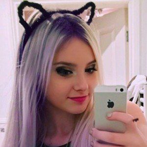 Chloe Adams image 6