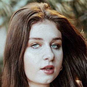 Chloe Elise image 4