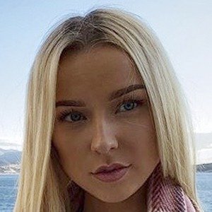 Chloe Lindsay, 26 (Instagram Star)