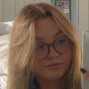 chloecarltonn, 24 (TikToker)