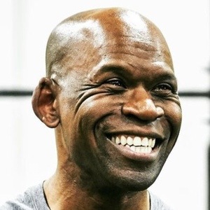 Chris Raynor, 55 (Médico)