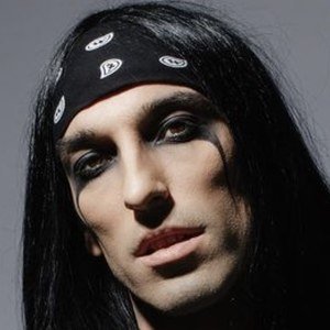 Christian Coma, 40 (Nghệ sĩ chơi trống)