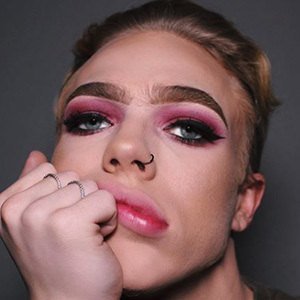 Cole Carrigan, 27 (Nghệ sĩ trang điểm)