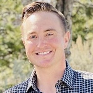 Corbin Maxey, 34 (Anfitrión de Podcast)
