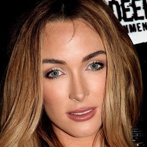 Courtney Sixx, 40 (模特)