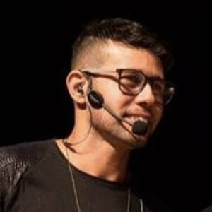 Cris Oliveira, 52 (世界音乐歌手)