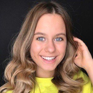 Csenge Forstner, 22 (Estrella de TikTok)