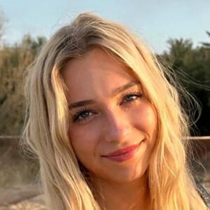 Delfinestal, 22 (TikTok Star)