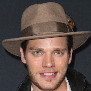 Dominic Sherwood, 35 (Attore di film)