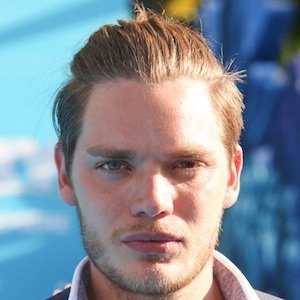 Celebrities born on February 6