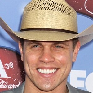 Dustin Lynch image 7