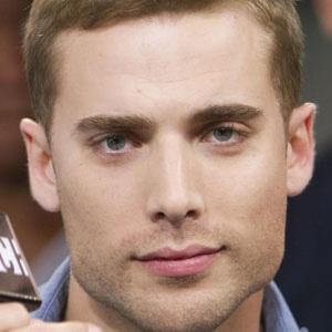 Dustin Milligan, 40 (Телеактер)