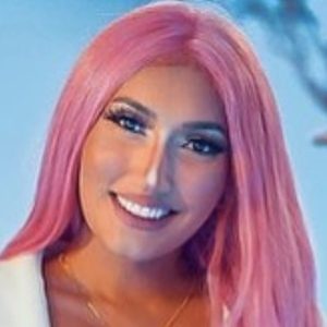 Eduarda Alves, 28 (Pop Singer)