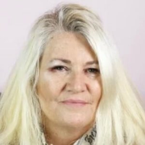 Eileen De Freest, 66 (YouTube明星)