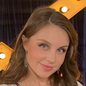 Ekaterina Shelehova, 29 (歌剧演唱家)